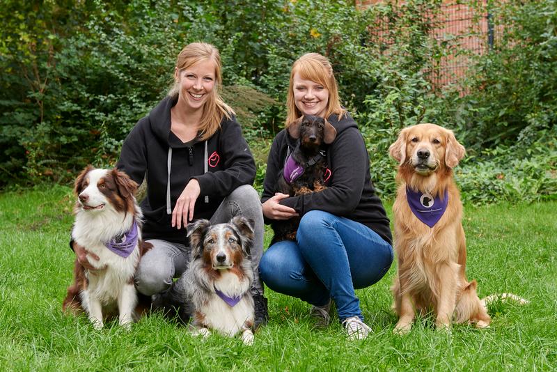 Frau Henkel und Frau Banisch mit den Therapiebegleithunden Theo, Toni, Fips und Karl