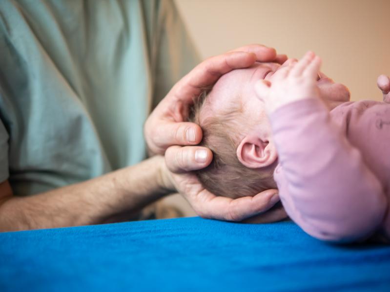 Osteopathische Behandlung bei einem Säugling