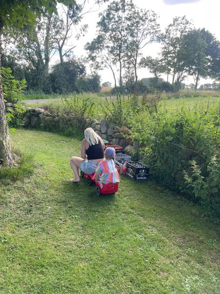 Bobbycar Fahrt durch den Garten