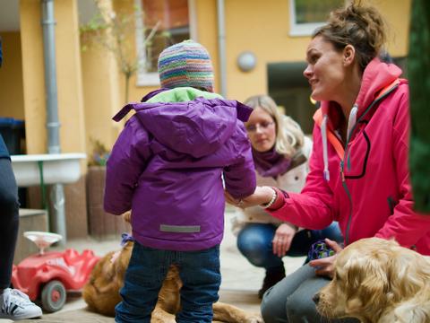 Carolin und ein Krippenkind