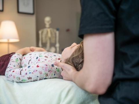 Unsere Osteopathin Katja Gerick  löst Blockaden - Osteopathie Kind in Kiel