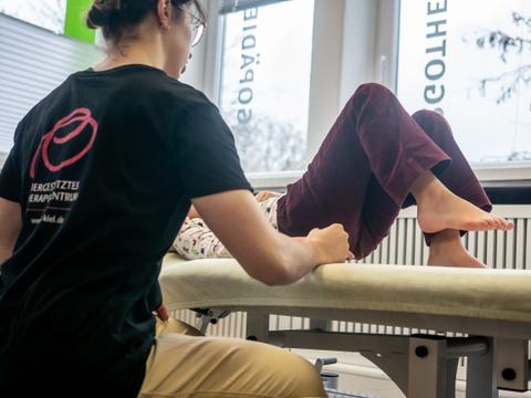 Physiotherapeutische Behandlung mit Kindern