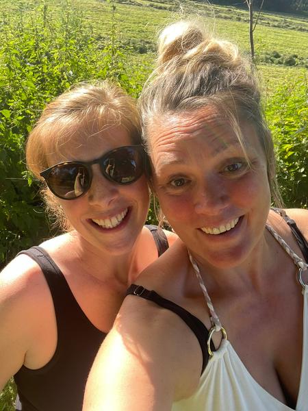 Franziska und Carolin auf der Feier