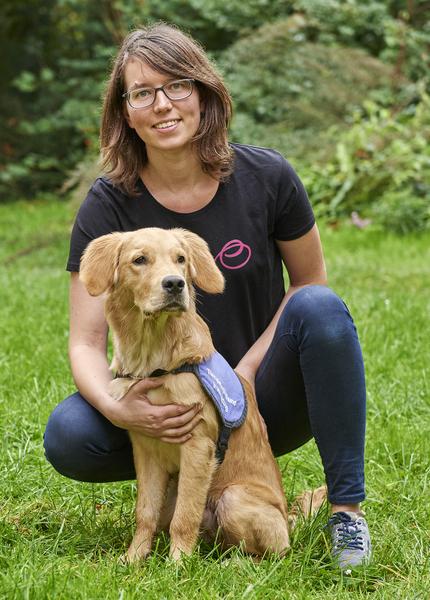 Therapiehund Frido mit Physiotherapeutin Frau Gerick