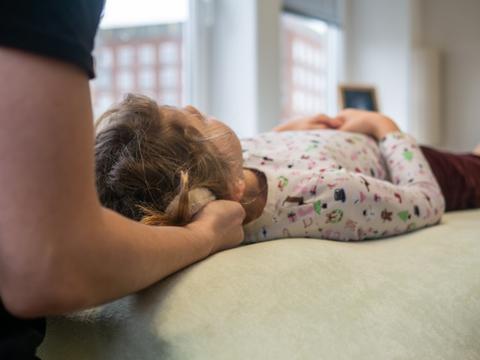 Unsere Osteopathin Katja Gerick  löst Blockaden