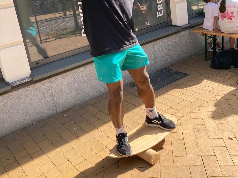 Chike auf dem Balance Board