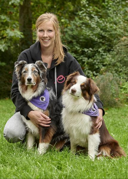 Therapiebegleithunde Toni und Theo mit Ergotherapeutin Frau Henkel