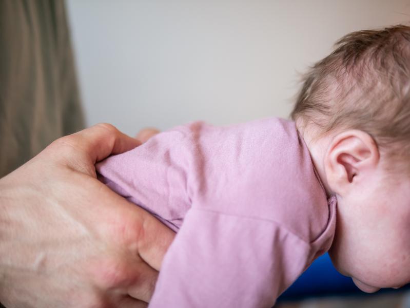 Sanfte Techniken um Spannungen oder Blockaden an einem Säugling zu lösen - Kinderosteopathie in Kiel